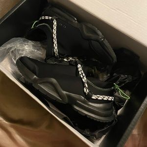 John Geiger Men’s size 9 or Women’s 10.5 -black